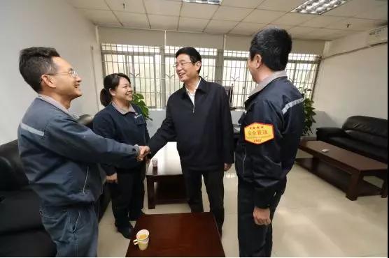 中国船舶集团党组成员走访慰问
